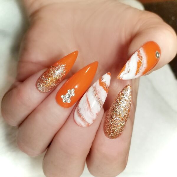 Stiletto shaped nails with accent design