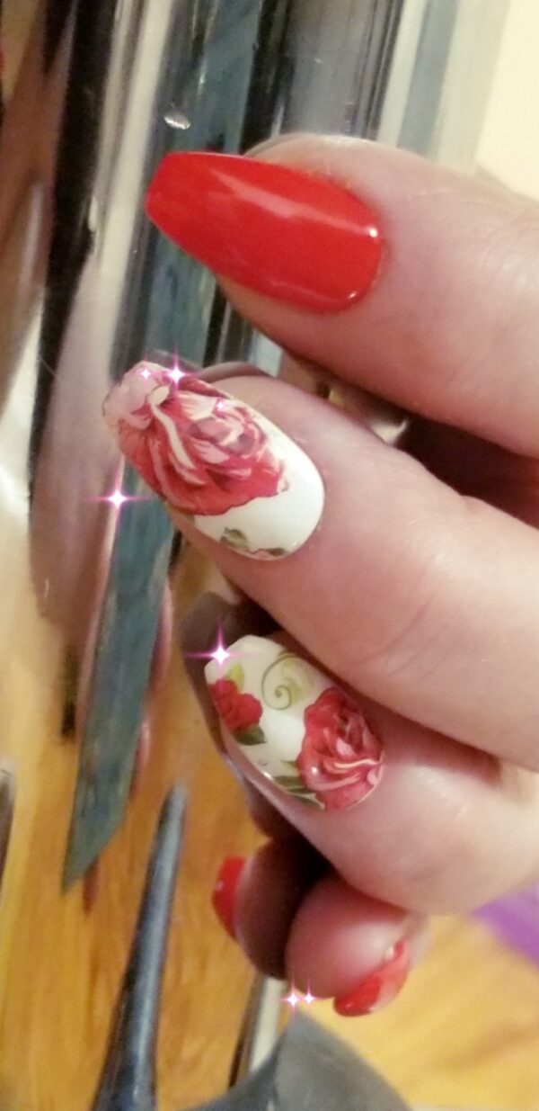 HOT Red Press On Nails With Painted Flowers - Image 4