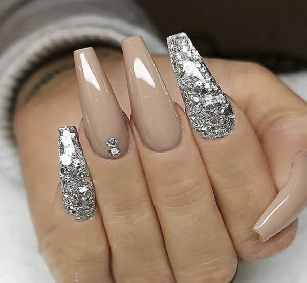 beige-press-on-nails-for-woman